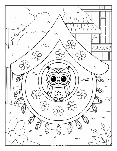 Dibujo de búhos para colorear para adultos: Un búho pequeño dentro de una casita para pájaros con patrón floral, con un fondo sereno de árboles y un edificio