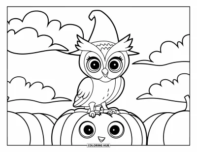 Dibujo de búhos para colorear para niños: Un búho tierno con sombrero puntiagudo de pie sobre una calabaza con cara sonriente