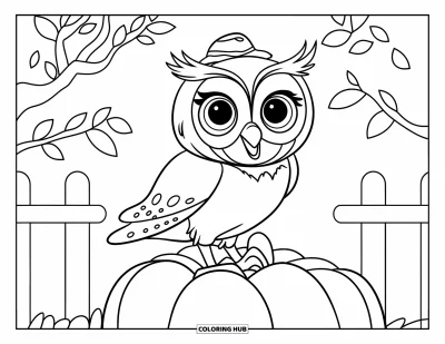 Dibujo de búhos para colorear para niños: Un búho de ojos grandes de pie sobre una calabaza, rodeado de hojas y una cerca