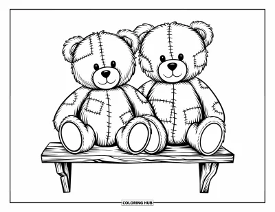 Dibujo de oso de peluche para colorear para adultos: Dos osos de peluche con parches de tela se sientan en un estante de madera desgastada contra un fondo blanco simple
