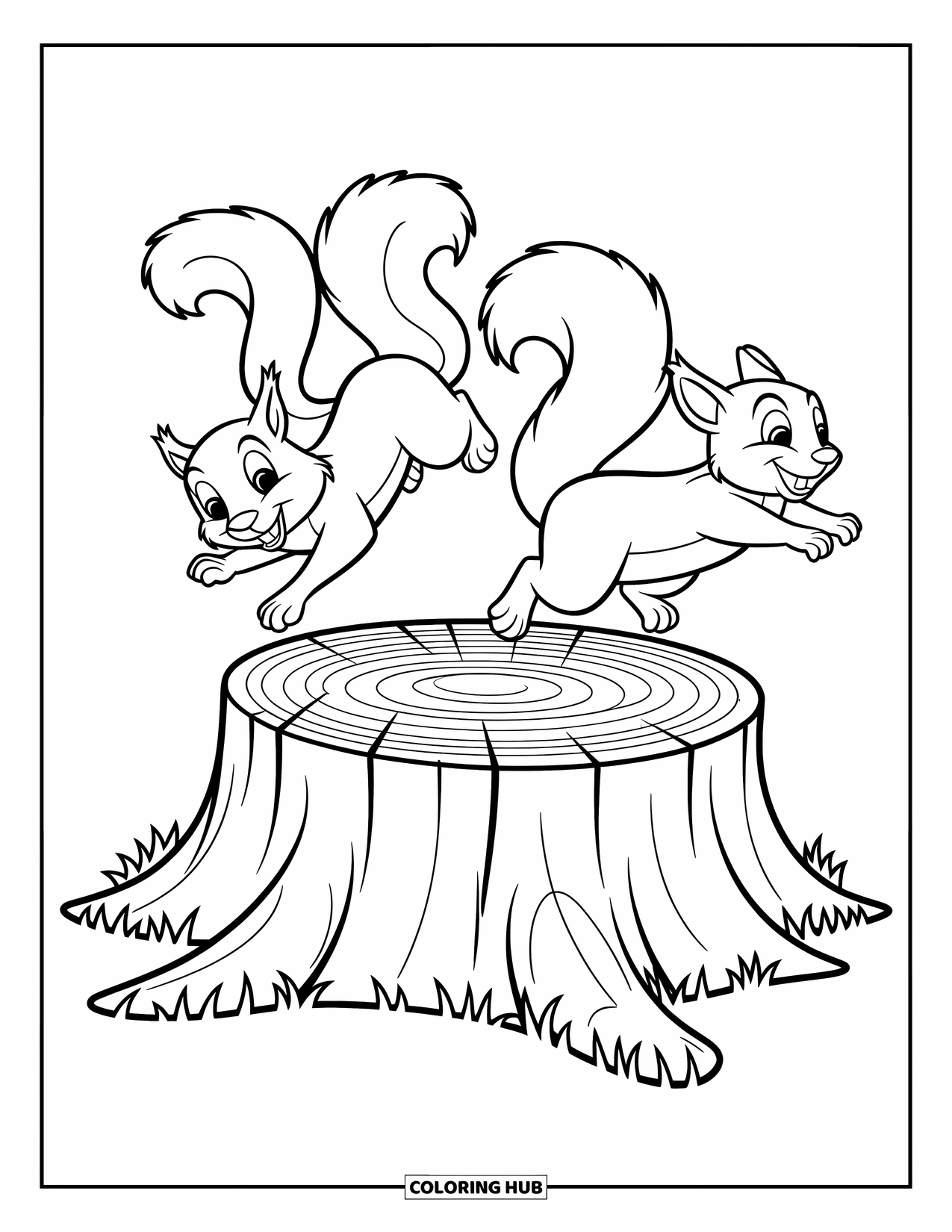 Desenho de outono para colorir para crianças: Dois esquilos brincalhões perseguem ao redor de um grande toco de árvore com detalhes simples e charmosos