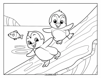 Baby-Pinguin-Ausmalbild für Kinder: Zwei Baby-Pinguine rutschen einen eisigen Hang hinunter, mit kräuselndem Wasser und einem Fisch in der Nähe