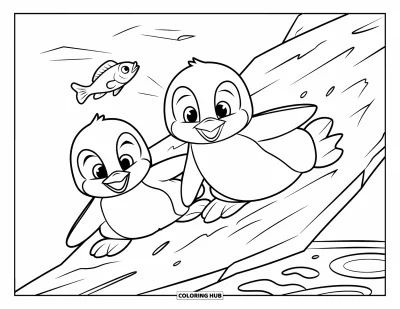 Baby-Pinguin-Ausmalbild für Kinder: Zwei Baby-Pinguine rutschen verspielt auf dem Eis, mit einem Fisch und sanften Wasserkringeln dahinter