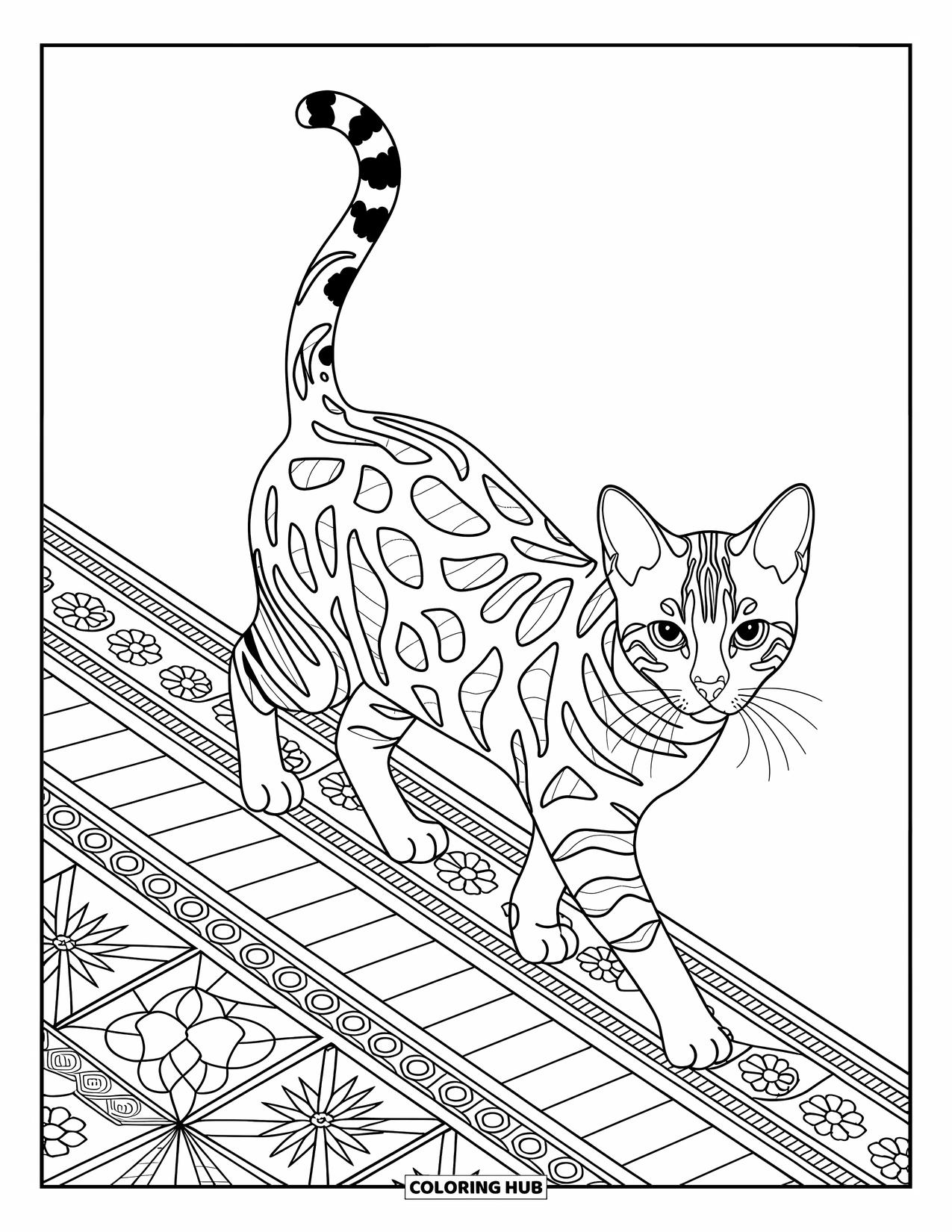Kleurplaat Kat voor Volwassenen: Een slanke Bengaalse kat loopt sierlijk over een mozaïekpad, omringd door elegante bloemen- en geometrische ontwerpen
