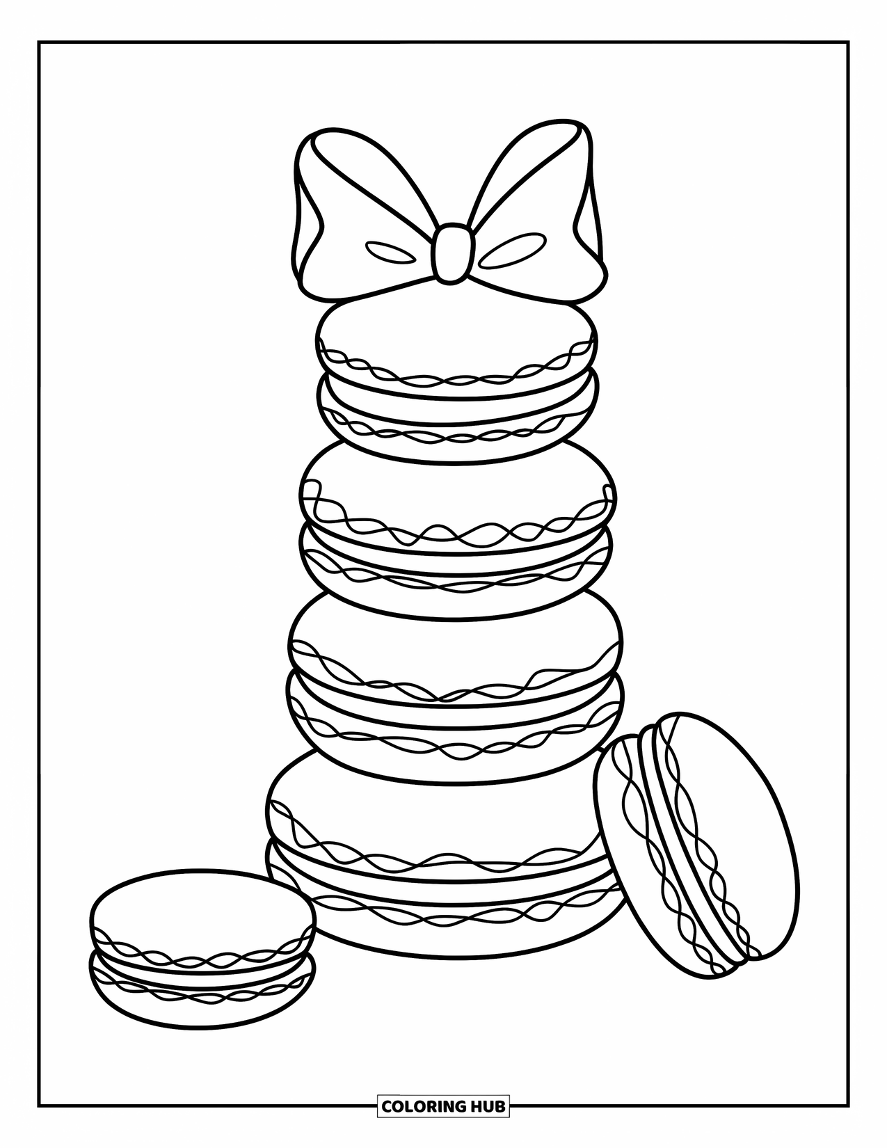 Disegno da colorare di un dessert per bambini: Una torre di macaron con biscotti extra intorno poggia su un piatto bianco pulito