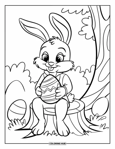 Coloriage de lapin de Pâques pour enfants : Un lapin de Pâques barbu est assis sur une souche d’arbre, tenant un œuf avec un panier à côté de lui
