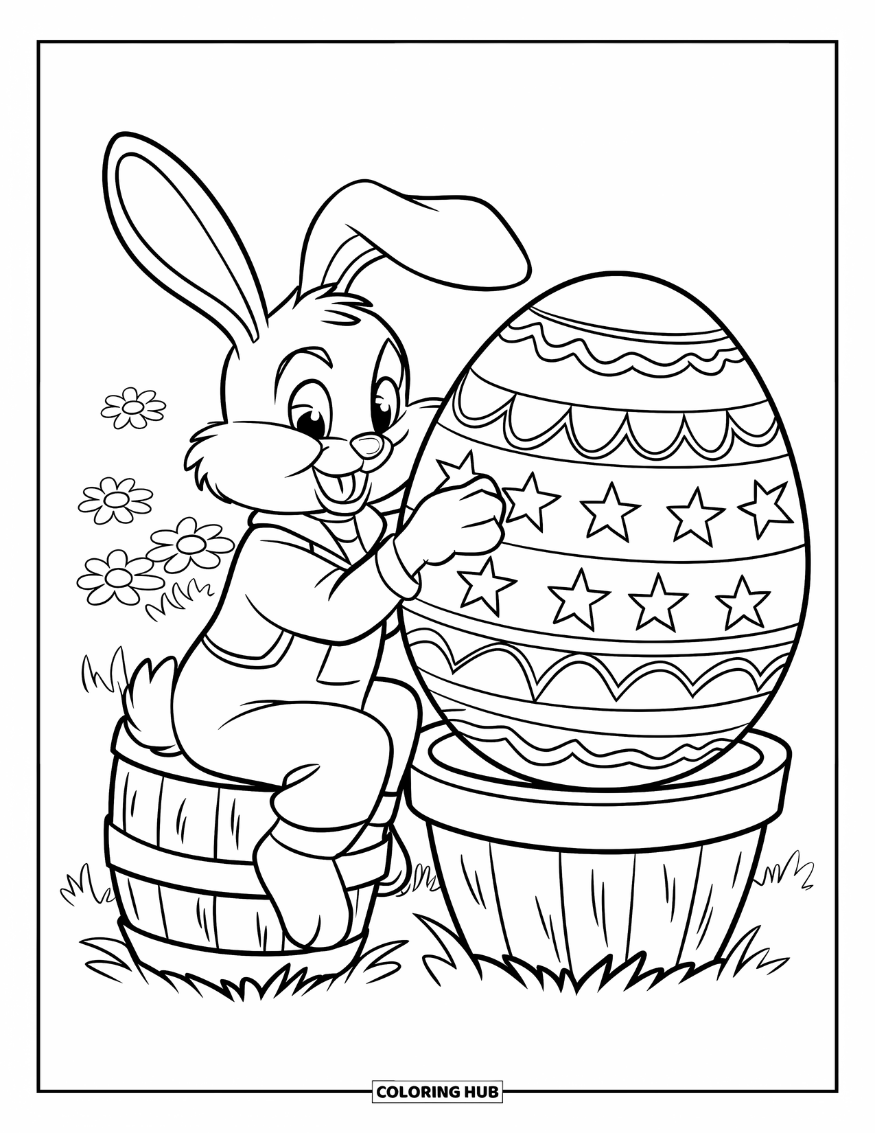 Desenho de Coelho da Páscoa para colorir para crianças: Um coelho de macacão senta-se em um barril, decorando um ovo grande com estrelas e espirais