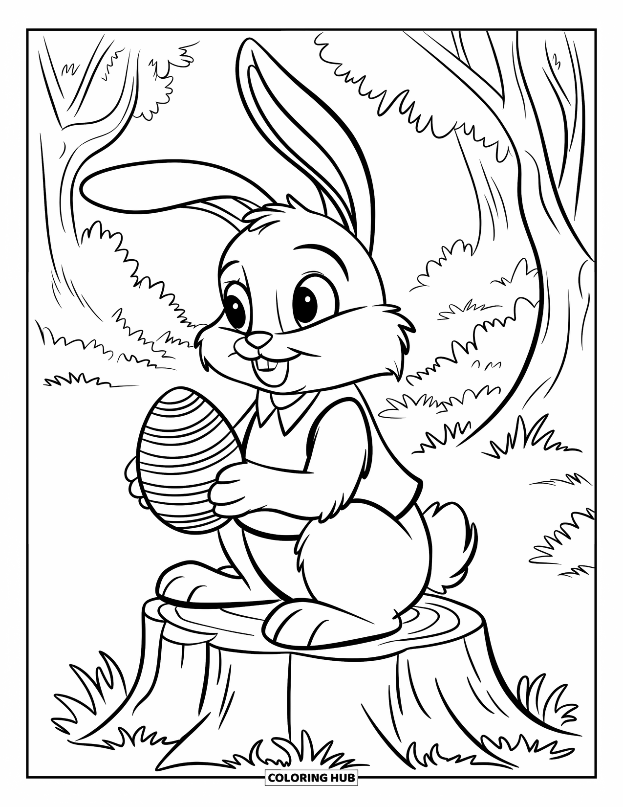 Desenho de Coelho da Páscoa para colorir para crianças: Um coelho de colete está sentado em um tronco de árvore, segurando um ovo decorado em uma floresta tranquila