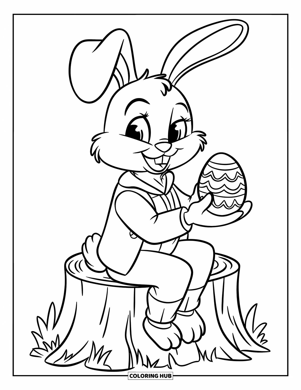 Desenho de Coelho da Páscoa para colorir para crianças: Um coelho de macacão está sentado em um tronco, segurando um ovo com padrão espiral e folhas ao redor