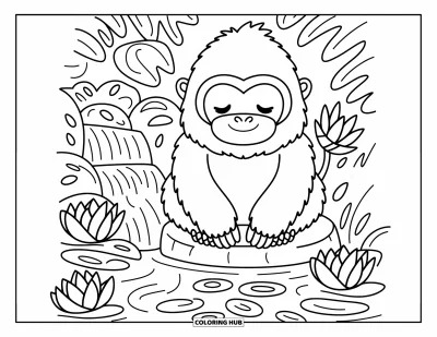 Dibujo de gorila para colorear para adultos: Un gorila se sienta tranquilamente con los ojos cerrados cerca de un arroyo en la jungla lleno de flores de loto