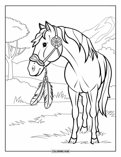 Coloriage de cheval pour adultes : Un cheval avec des plumes et des motifs d'attrape-rêves se tient dans un décor paisible