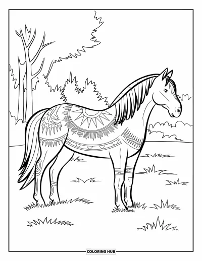 Coloriage de cheval pour adultes : Un cheval aux motifs tribaux se tient dans un pré herbeux avec des arbres