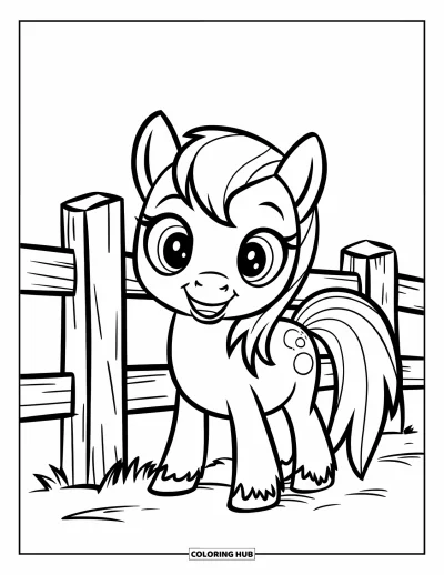 Coloriage de cheval pour enfants : Un adorable poney aux pattes courtes sourit près d'une clôture en bois