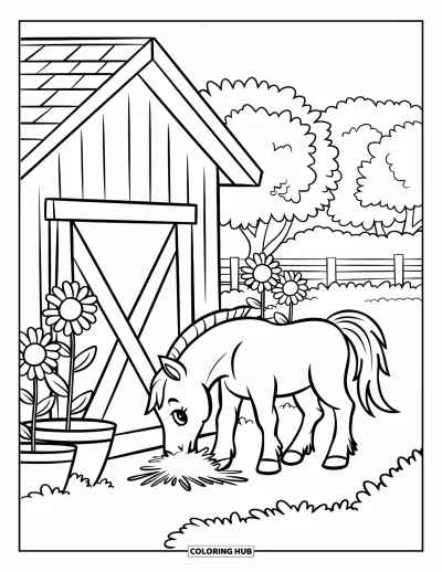 Coloriage de campagne pour enfants : Un adorable poulain qui grignote du foin près d'une grange entourée de fleurs et d'arbres