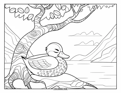 Coloriage de canards pour enfants : Un canard paisible se repose sous un arbre près d'un lac, de montagnes et de nuages légers