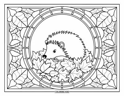 Coloriage de hérisson pour adultes : Un hérisson se repose dans des feuilles à l'intérieur d'un cercle de vitrail aux motifs généreux