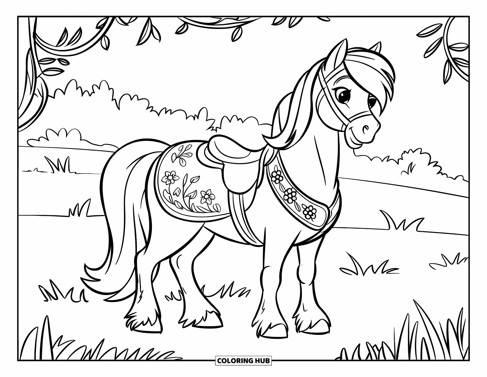 Coloriage de poney pour enfants : Un poney doux avec une housse de selle florale se tient dans un champ herbeux tranquille avec des arbres