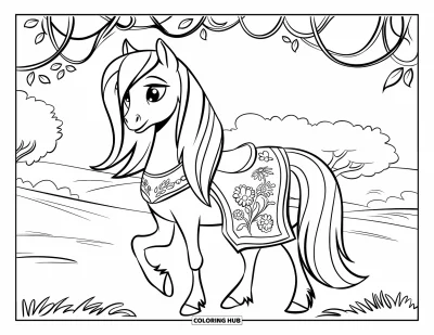Coloriage de poney pour enfants : Un poney avec une housse de selle florale et une longue crinière se tient sur un champ avec des arbres à proximité
