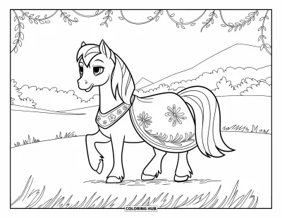 Coloriage de poney pour enfants : Un poney avec une housse de selle florale se tient paisiblement sur un champ entouré de montagnes et d’arbres