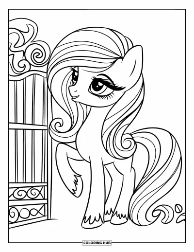 Coloriage de poney pour enfants : Un poney avec des cheveux soyeux et de jolis cils se tient près d’une porte de jardin fantaisie