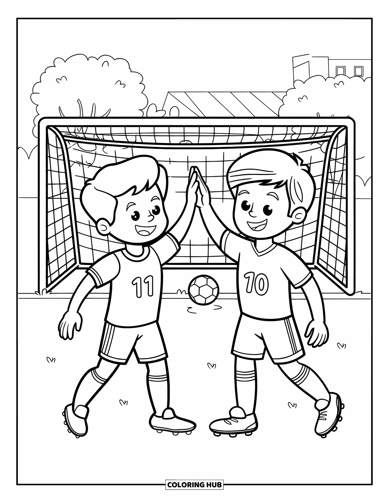 Desen de colorat cu fotbal pentru copii: Copiii își bat palma după ce au marcat, cu copaci și o clădire în fundal