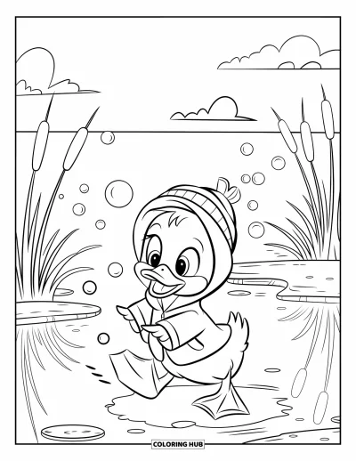 Entenküken-Ausmalbild für Kinder: Eine Ente im Regenmantel und gestreiftem Hut jagt Seifenblasen an einem stillen Teich