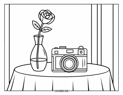 Coloriage d'appareil photo pour enfants : Un appareil photo et un vase de roses sont posés sur une table dans une composition légère et amusante