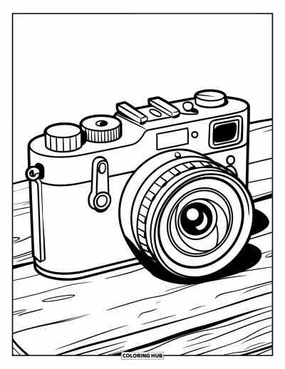Coloriage d'appareil photo pour enfants : Un appareil jouet tout rond avec de gros boutons est posé sur une surface en bois