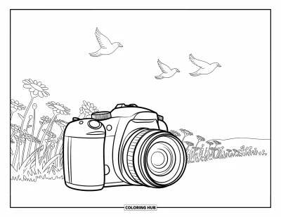Coloriage d'appareil photo pour enfants : Un reflex numérique repose au bord d'un champ de fleurs avec des oiseaux qui volent au-dessus