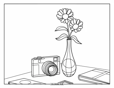 Coloriage d'appareil photo pour enfants : Une table accueille un appareil photo, un grand vase et un livre dans une composition chaleureuse