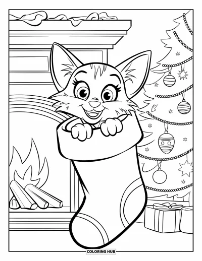 Weihnachts-Katzen-Ausmalbild für Kinder: Eine verspielte Katze in einem Strumpf lugt neben einem Kamin und einem geschmückten Baum heraus