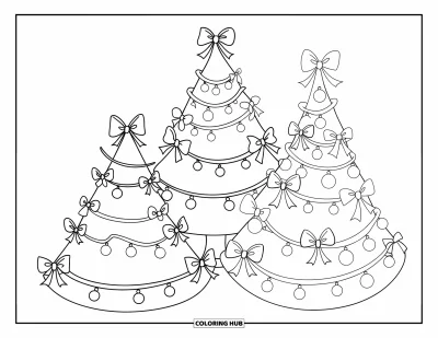 Coloriage de sapin de Noël pour enfants : Un trio de sapins décorés avec des contours nets et des touches festives