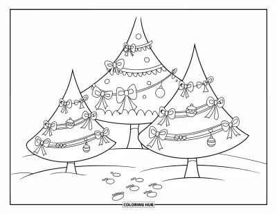 Coloriage de sapin de Noël pour enfants : Trois sapins décorés de nœuds et de rubans, avec des empreintes dans la neige à proximité
