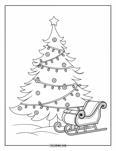 Coloriage de sapin de Noël pour enfants : Un sapin avec des friandises et des guirlandes lumineuses près d'un traîneau sur un sol enneigé
