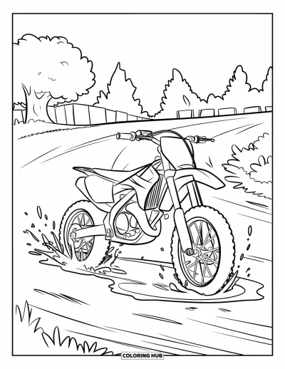 Desenho de moto de trilha para colorir para crianças: Uma moto de trilha espirra água em uma poça de lama numa pista de terra com árvores ao redor