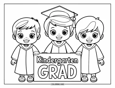Valmistujaisvärityskuva lapsille: Kolme hymyilevää lasta kaavuissa seisoo "Kindergarten Grad"-kyltin lähellä iloisessa kuvassa