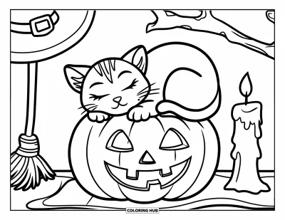 Coloriage de chat d'Halloween pour enfants : Un chat douillet fait une sieste sur une citrouille souriante entourée de décorations d'Halloween