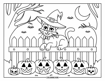 Coloriage de chat d'Halloween pour enfants : Un chat avec un chapeau de sorcière se repose sur une clôture au-dessus de citrouilles effrayantes sous le ciel nocturne