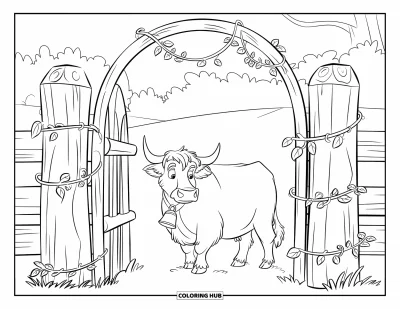 Desenho de vaca das Terras Altas para colorir para crianças: Uma vaca cacheada com sino fica ao lado de um portão de troncos coberto de vinhas frondosas