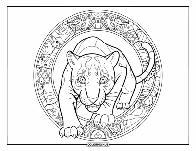 Panther-Ausmalbild für Erwachsene: Ein kauernder Panther zeigt die Zähne im Inneren eines kreisförmigen Mandalas aus Dschungelpflanzen und Tieren
