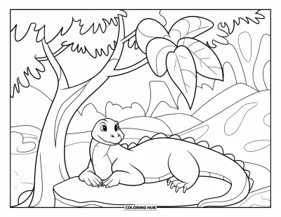 Komodo-Drachen-Ausmalbild für Kinder: Ein Komodo-Drache faulenzt auf einem Stein unter Laubbäumen und Felsen