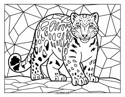 Yetişkinler için Kar Leoparı Boyama Sayfası: Bir kar leoparı, vitray tarzı kar taneciklerinin altında kayalar üzerinde geziniyor