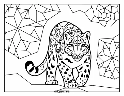 Yetişkinler için Kar Leoparı Boyama Sayfası: Bir kar leoparı, arkasında vitray kar tanesi desenleriyle öne doğru adım atıyor