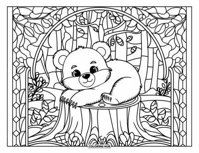 Bärenbaby-Ausmalbild für Erwachsene: Bärenbaby auf einem Baumstumpf, eingerahmt von Buntglas-Mustern und Walddetails