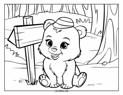 Bärenbaby-Ausmalbild für Kinder: Ein Bärenbaby mit Hut sitzt neben einem hölzernen Wegweiser im Wald