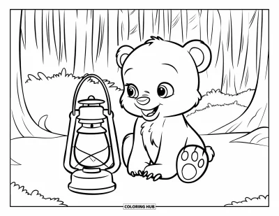 Bärenbaby-Ausmalbild für Kinder: Ein Bärenbaby sitzt bei einer leuchtenden Laterne auf einer Waldlichtung