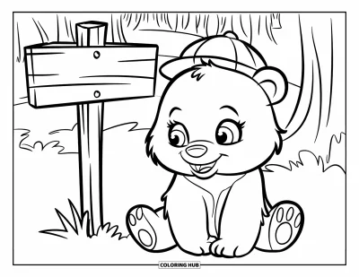 Bärenbaby-Ausmalbild für Kinder: Ein Bärenbaby sitzt neben einem hölzernen Wegweiser auf einer ruhigen Waldlichtung