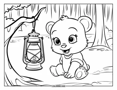 Bärenbaby-Ausmalbild für Kinder: Ein Bärenbaby mit rundem Gesicht und Hemd sitzt bei einer Laterne im Wald