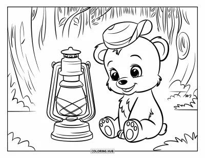 Bärenbaby-Ausmalbild für Kinder: Ein Bärenbaby mit winzigem Hut sitzt bei einer Laterne zwischen hohen Bäumen