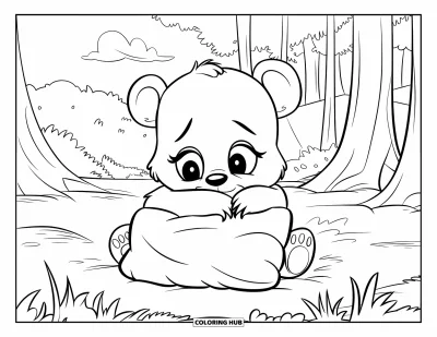 Bärenbaby-Ausmalbild für Kinder: Ein Bärenbaby mit traurigen Augen umarmt ein Kissen auf einer moosigen Lichtung